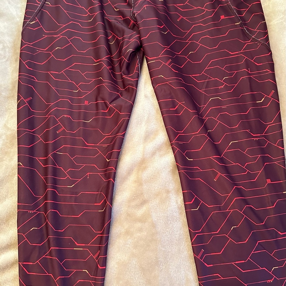 Geometric Patterned Leggings - Picture 8 of 10